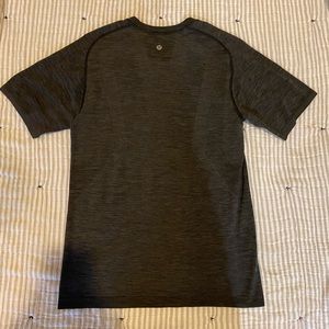 Men’s Lululemon short sleeve shirt size M
